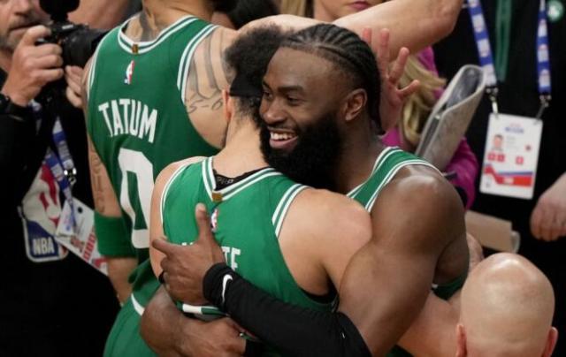 HTH Sports-争议！怀特绝杀超时？名记晒图：裁判多给绿军0.2秒