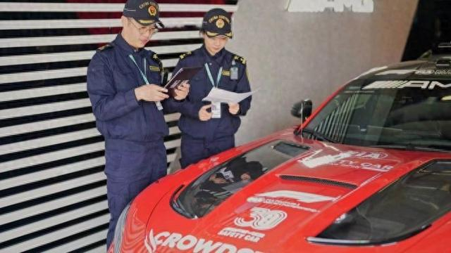 华体会体育APP下载-极限5天！F1赛车“跳”下飞机直冲赛道，上海海关这波操作太硬核|赛事|物资|车迷_新浪体育_新浪新闻