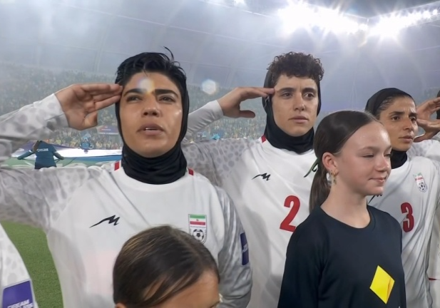 HTH Sports-声援祖国？伊朗女足亚洲杯高唱国歌+动情敬军礼！首轮曾集体沉默