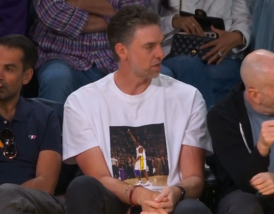 华体会体育APP下载-兄弟情深！大加索尔身穿科比81分纪念T恤现场观战湖人！